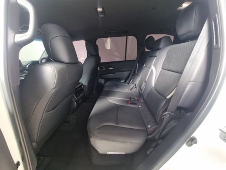 2023-Toyota-Land-Cruiser-300-V6-33-D-GR-S_14