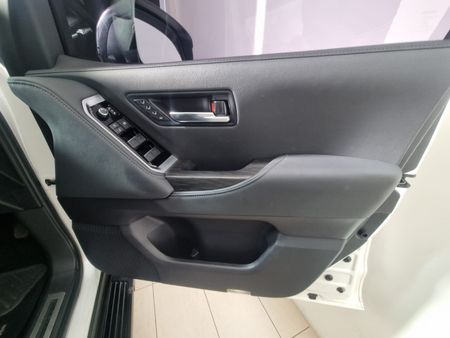 2023-Toyota-Land-Cruiser-300-V6-33-D-GR-S_17