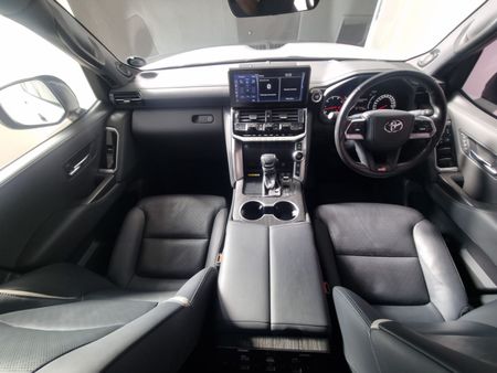 2023-Toyota-Land-Cruiser-300-V6-33-D-GR-S_18