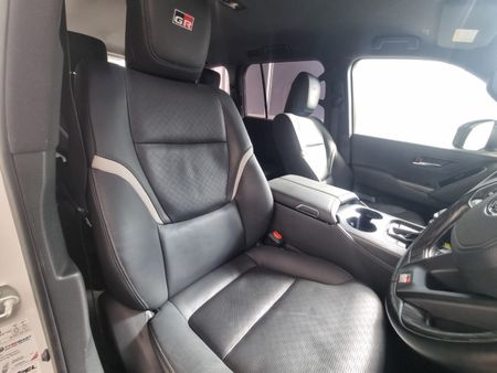 2023-Toyota-Land-Cruiser-300-V6-33-D-GR-S_20