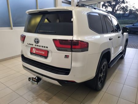 2023-Toyota-Land-Cruiser-300-V6-33-D-GR-S_3