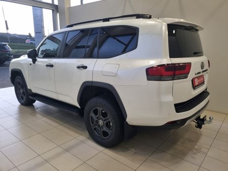 2023-Toyota-Land-Cruiser-300-V6-33-D-GR-S_5