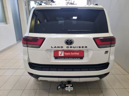 2023-Toyota-Land-Cruiser-300-V6-33-D-GR-S_6