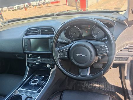 2017-Jaguar-XE-20D-Prestige-Auto_5