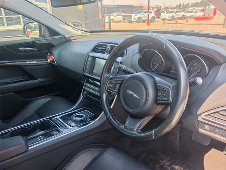 2017-Jaguar-XE-20D-Prestige-Auto_6