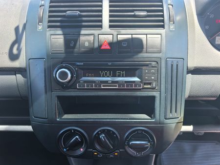 2015-Volkswagen-Polo-Vivo-GP-14-Trendline_16