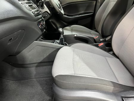 2015-Hyundai-i20-12-Motion_12