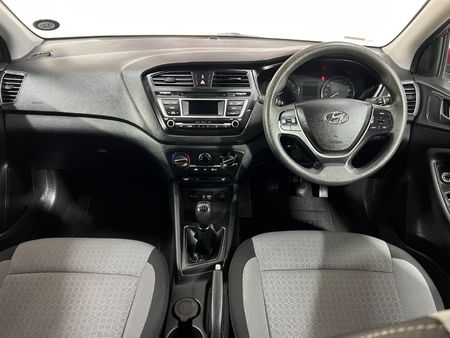 2015-Hyundai-i20-12-Motion_5