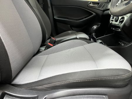 2015-Hyundai-i20-12-Motion_6