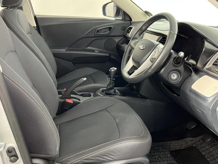 2022-Mahindra-XUV-300-15D-W6_9
