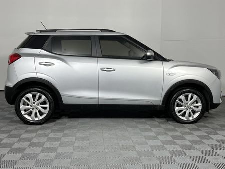 2022-Mahindra-XUV-300-15D-W6_17