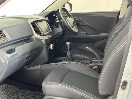 2022-Mahindra-XUV-300-15D-W6_8