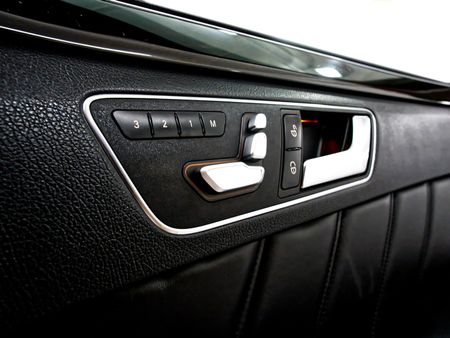 2015-Mercedes-Benz-E-Class-E-500_10