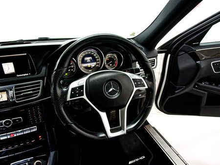 2015-Mercedes-Benz-E-Class-E-500_34