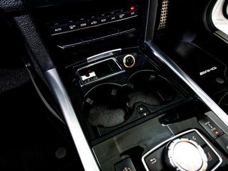 2015-Mercedes-Benz-E-Class-E-500_35