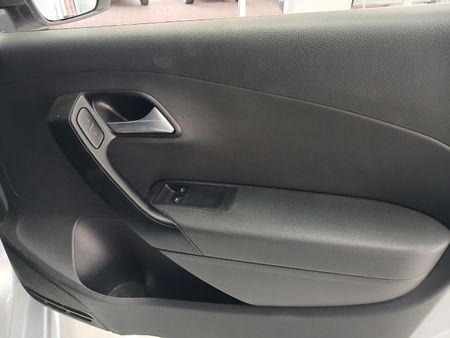 2021-Volkswagen-Polo-Vivo-14-Mswenko-5-dr_11