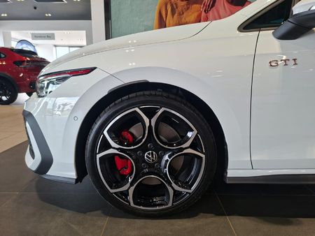 2026-Volkswagen-Golf-8-GTI-20-TSI-DSG_10