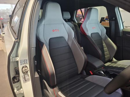 2026-Volkswagen-Golf-8-GTI-20-TSI-DSG_12