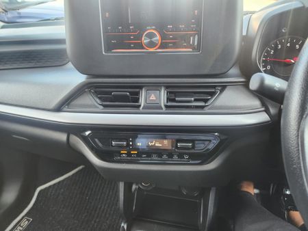 2025-Suzuki-Swift-12-GL_7