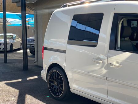 2017-Volkswagen-Caddy-CrewBus-16i_9