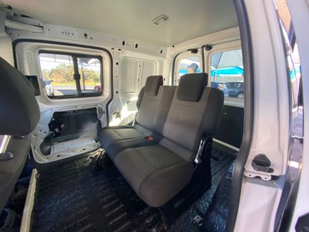 2017-Volkswagen-Caddy-CrewBus-16i_11