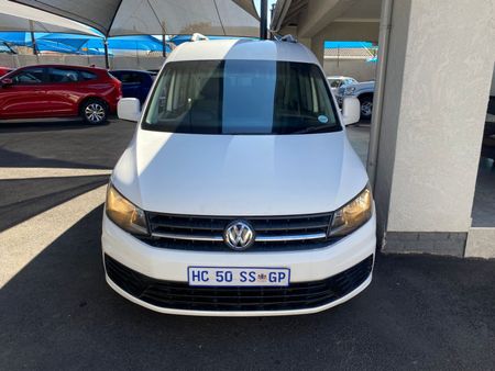 2017-Volkswagen-Caddy-CrewBus-16i_1