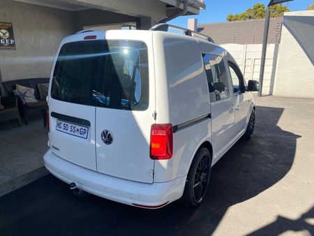 2017-Volkswagen-Caddy-CrewBus-16i_3