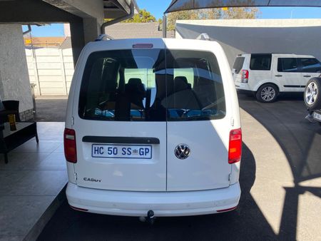 2017-Volkswagen-Caddy-CrewBus-16i_4