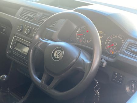 2017-Volkswagen-Caddy-CrewBus-16i_8