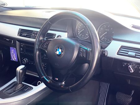 2011-BMW-3-Series-330i-M-Sport-Auto_4