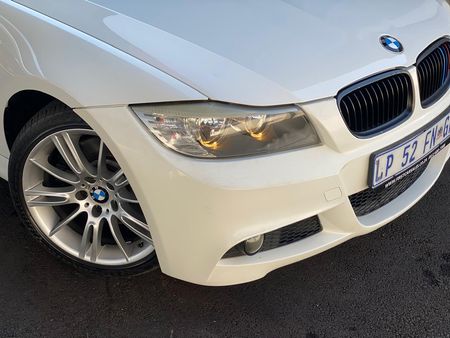 2011-BMW-3-Series-330i-M-Sport-Auto_6