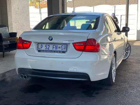 2011-BMW-3-Series-330i-M-Sport-Auto_7