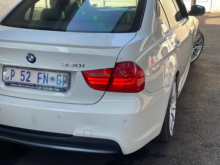 2011-BMW-3-Series-330i-M-Sport-Auto_8