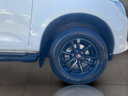 2023-Isuzu-D-Max-19-DDI-HR-LS-Auto-Double-Cab_10