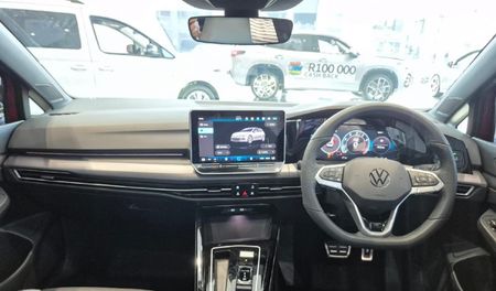 2026-Volkswagen-Golf-14-TSI-R-Line-Auto-110kw_12