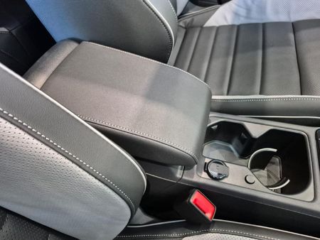 2026-Volkswagen-Golf-14-TSI-R-Line-Auto-110kw_13