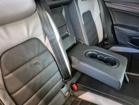 2026-Volkswagen-Golf-14-TSI-R-Line-Auto-110kw_15