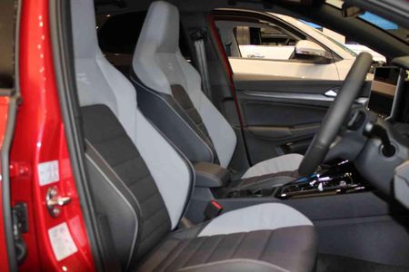 2026-Volkswagen-Golf-14-TSI-R-Line-Auto-110kw_18