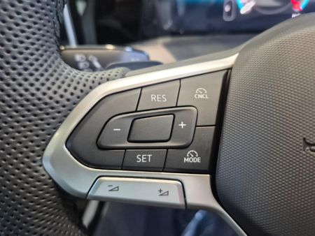 2026-Volkswagen-Golf-14-TSI-R-Line-Auto-110kw_5