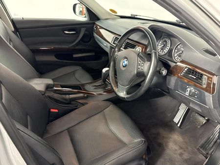 2011-BMW-3-Series-323i-Innovation-Auto_9