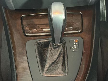 2011-BMW-3-Series-323i-Innovation-Auto_10