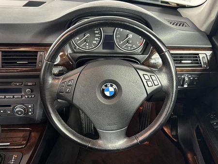 2011-BMW-3-Series-323i-Innovation-Auto_11