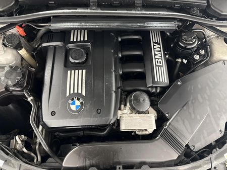 2011-BMW-3-Series-323i-Innovation-Auto_12