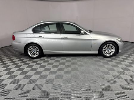 2011-BMW-3-Series-323i-Innovation-Auto_15