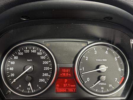 2011-BMW-3-Series-323i-Innovation-Auto_2