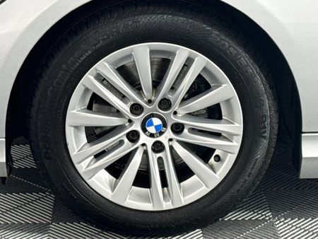 2011-BMW-3-Series-323i-Innovation-Auto_4