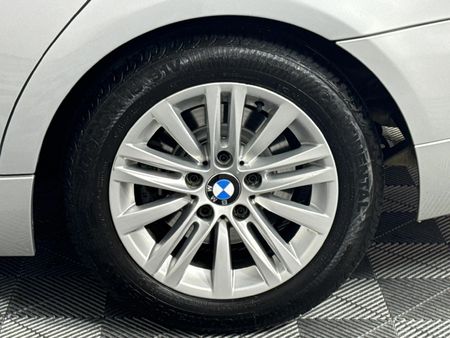 2011-BMW-3-Series-323i-Innovation-Auto_6