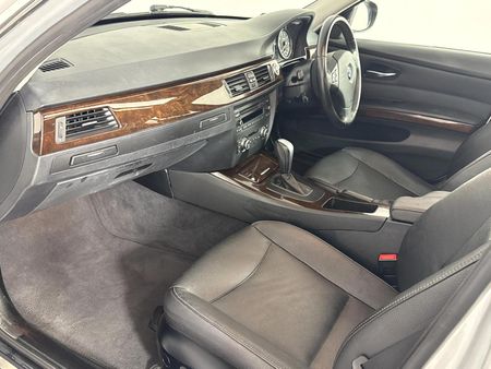 2011-BMW-3-Series-323i-Innovation-Auto_8