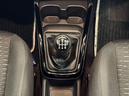 2025-Suzuki-Swift-12-GLX_10