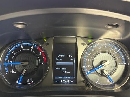 2022-Toyota-Hilux-28-GD-6-Raised-Body-Legend-4x4-Double-Cab_2